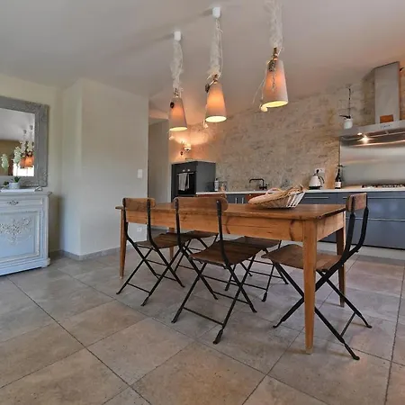 Проживание в семье Parentale Proche D' Uzes Avec Petit Dejeuner